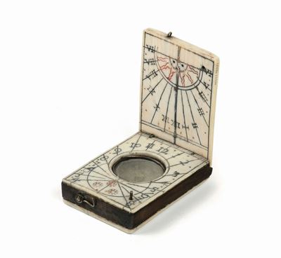 Orologio Solare da Viaggio Tipo Dittico di Direzione, in Avorio e Legno, Germania, Fine XVII Seco...