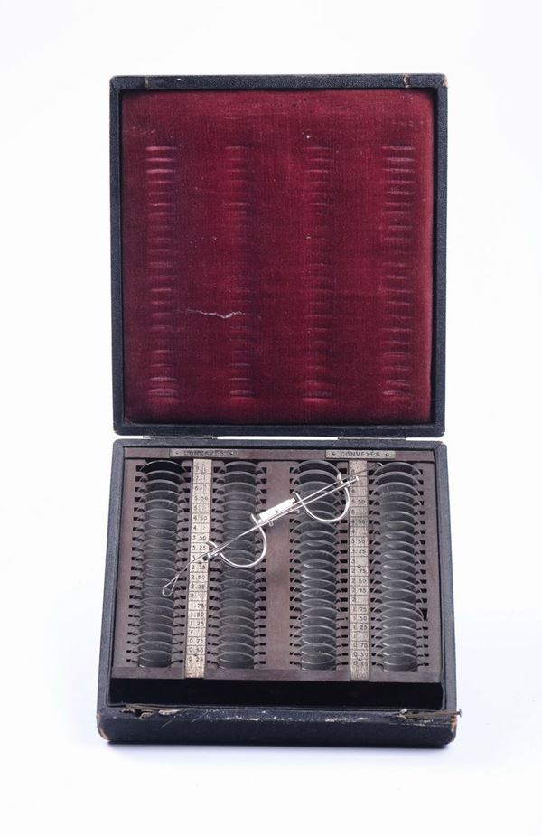 Scatola di lenti da oculista in legno ricoperto di stoffa nera. Italia inizio XX secolo