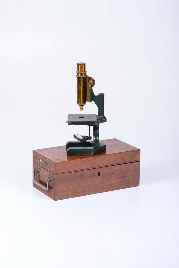 Microscopio  composto firmato “Paul Waechter Friedeman”. Germania, 1900 circa