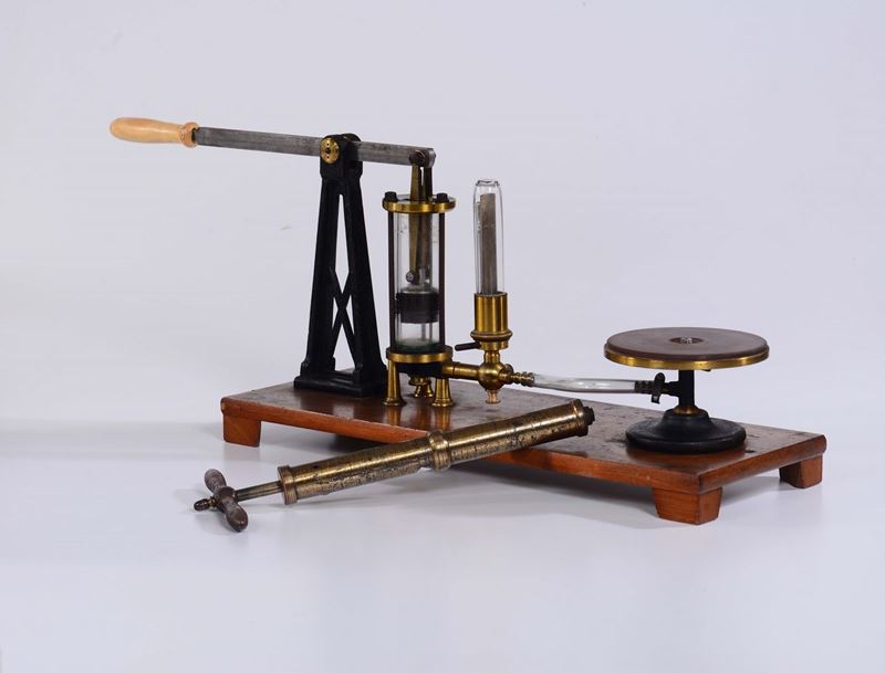 Pompa pneumatica semplice, ad un pistone con cilindro in vetro  - Auction Maritime Art and Scientific Instruments - Cambi Casa d'Aste