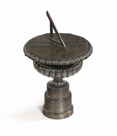 Meridiana da Giardino in Bronzo Fuso a Forma Ottagonale con Gnomone a Pendenza di 51° (londra). R...