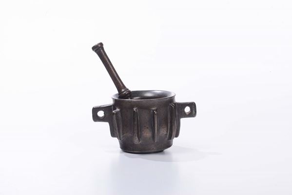 Mortaio a due manicia mensola in bronzo con pestello, XVI-XVII secolo