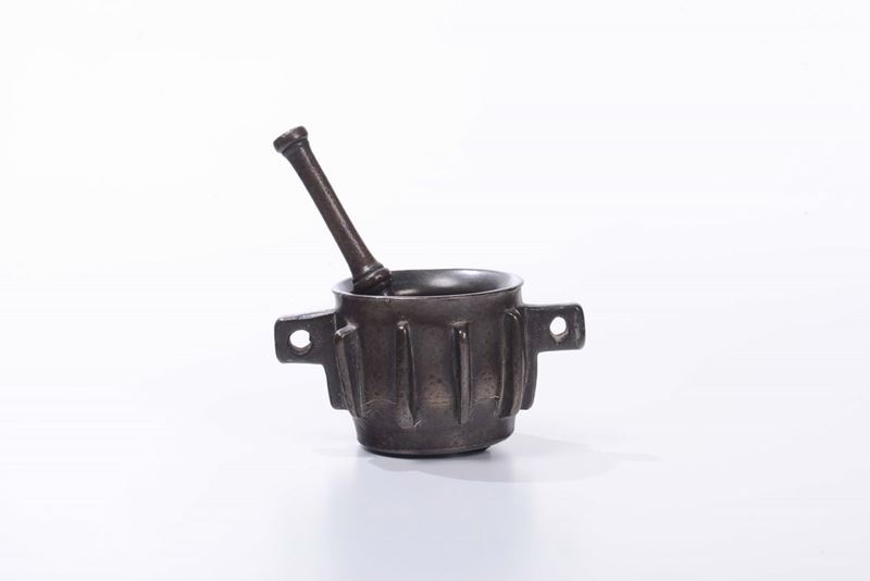 Mortaio a due manicia mensola in bronzo con pestello, XVI-XVII secolo  - Asta Antiquariato - Cambi Casa d'Aste