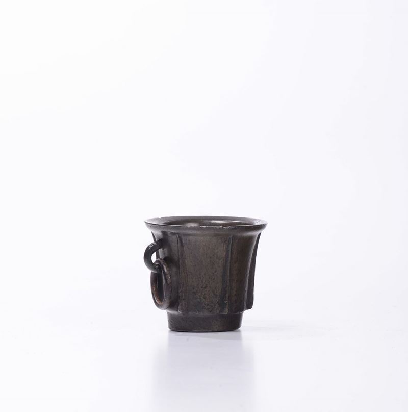 Mortaio costolato in bronzo monoansato con anello, XVI-XVII secolo  - Asta Antiquariato - Cambi Casa d'Aste