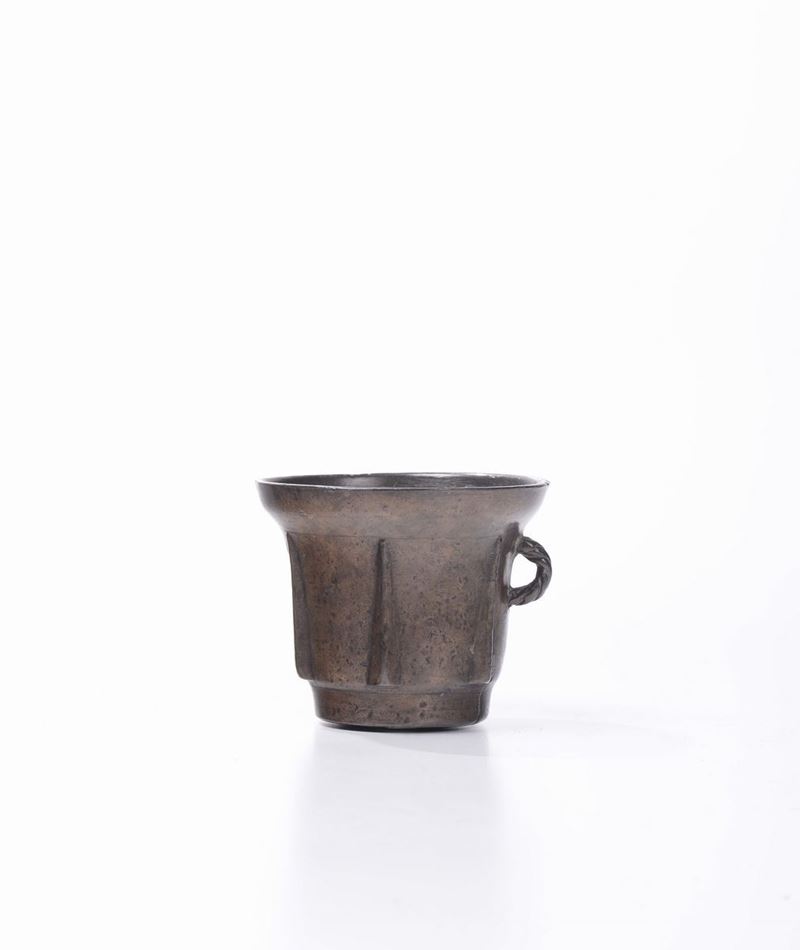 Mortaio costolato in bronzo monoansato, XVI-XVII secolo  - Asta Antiquariato - Cambi Casa d'Aste