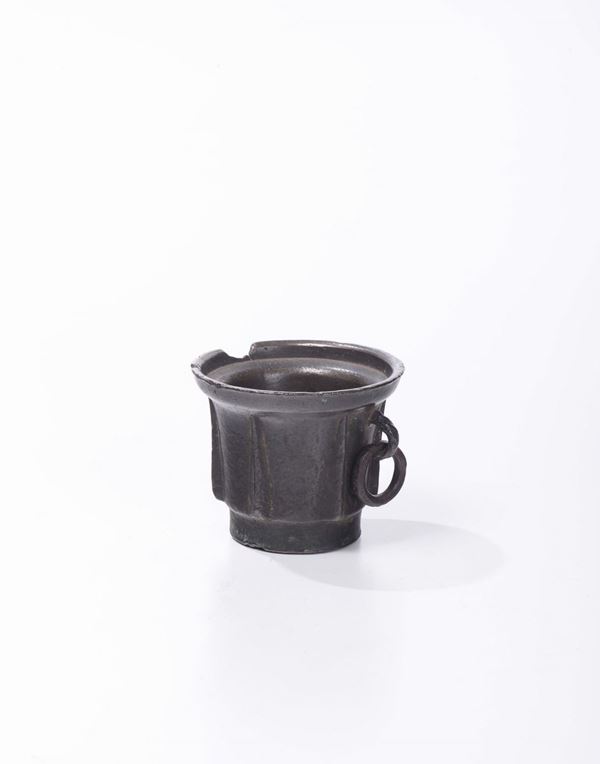 Mortaio in bronzo costolato monoansato con anello, XVI-XVII secolo