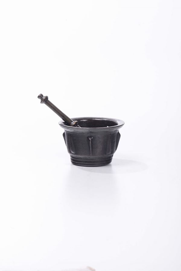 Mortaio in bronzo costolato con pestello, XVI-XVII secolo