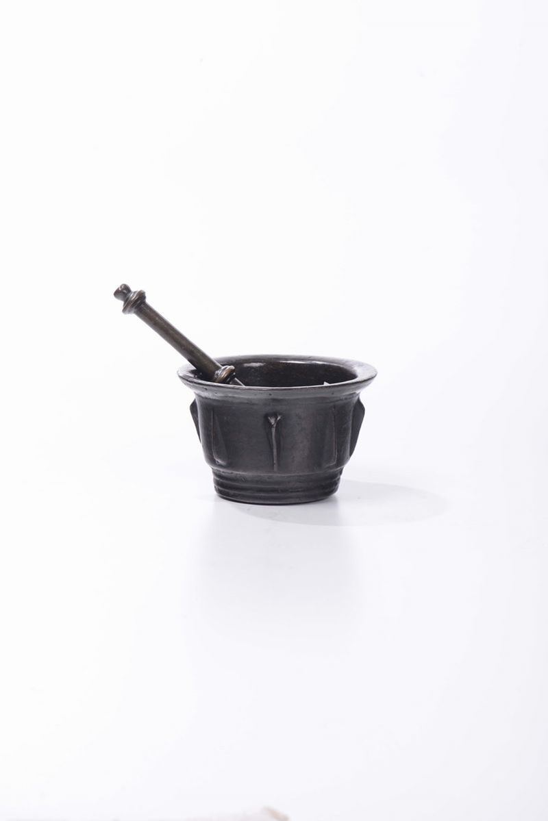 Mortaio in bronzo costolato con pestello, XVI-XVII secolo  - Auction Fine Art - Cambi Casa d'Aste