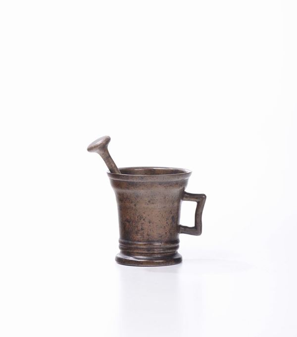 Mortaio in bronzo con ansa laterale e pestello, XVI-XVII secolo