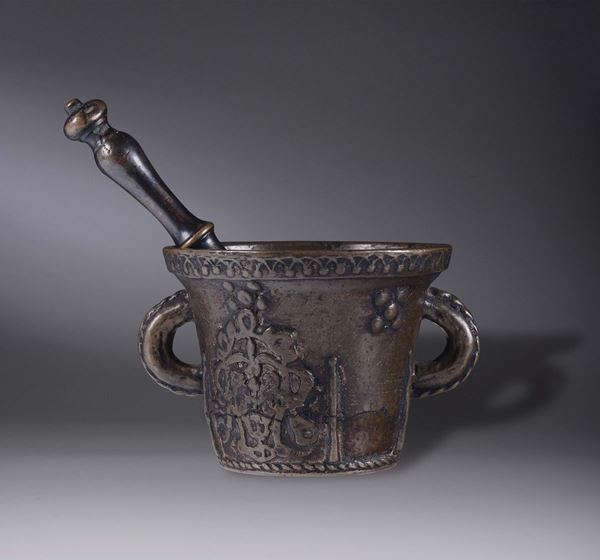 Mortaio e pestello in bronzo fuso e cesellato, fonditore del XVI secolo