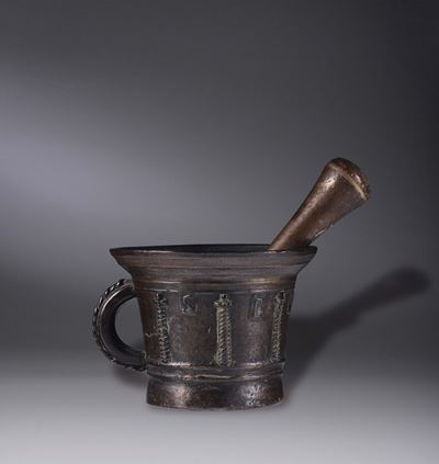 Mortaio con Pestello in Bronzo Fuso e Cesellato, Fonditore del XV-XVI Secolo