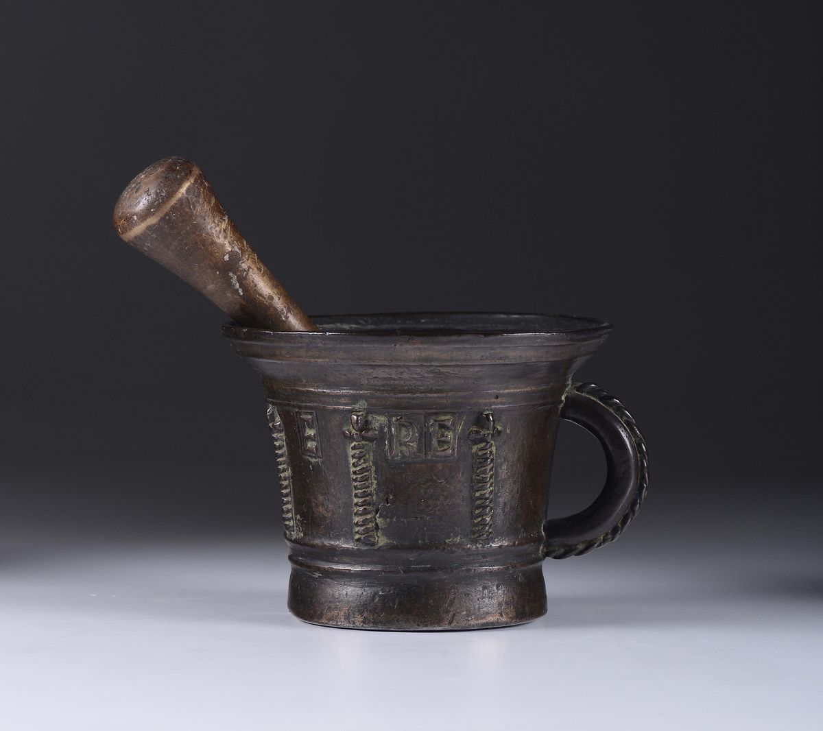Mortaio con Pestello in Bronzo Fuso e Cesellato, Fonditore del XV-XVI Secolo