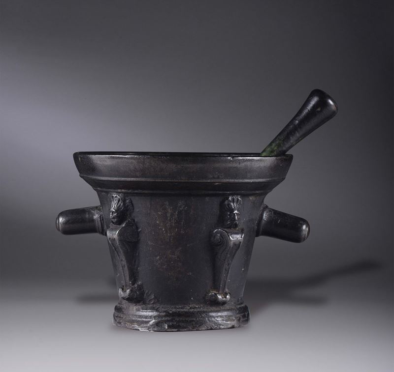 A bronze mortar and pounder, 16th-17th century smelter  - Auction Sculpture and Works of Art - Cambi Casa d'Aste