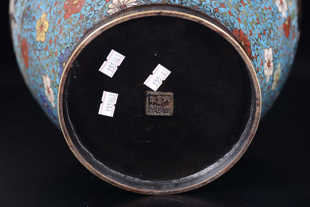 Vaso a Smalti Cloisonné con Decoro di Cavalli Alati, Cina, Fine XIX Secolo