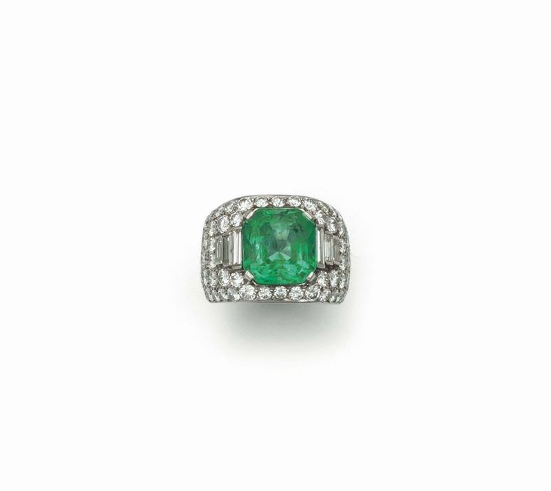 Ring with Colombian emerald and brilliant-cut and baguette-cut diamonds set in white gold, Bulgari, 1968/70  - Auction Fine Jewels - Cambi Casa d'Aste