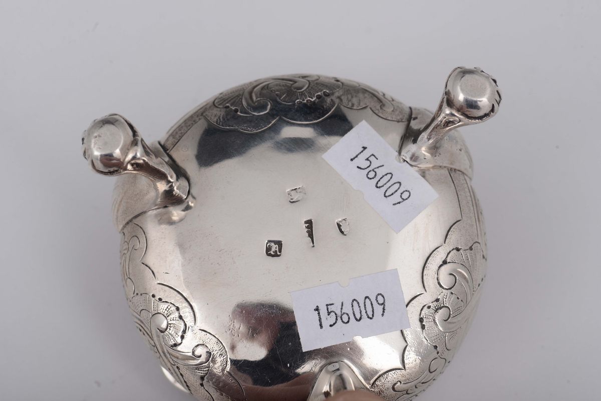 Coppia di Saliere in Argento Sterling Sbalzato, Fuso e Cesellato, Londra 1756 Argentiere David He...