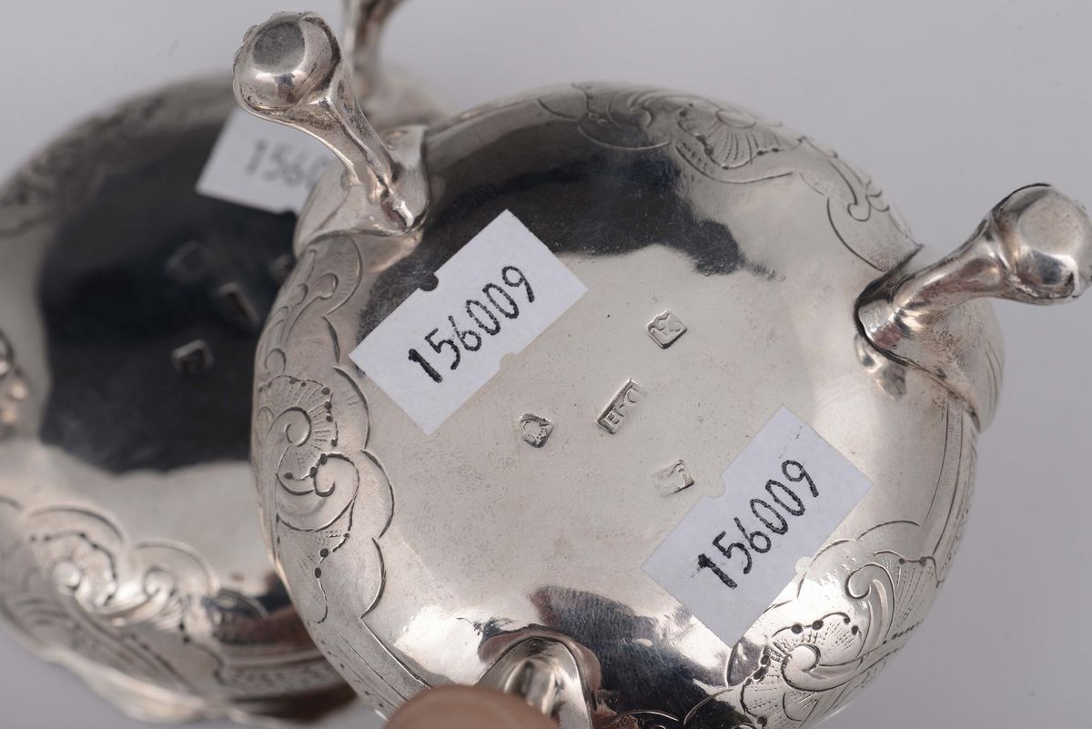 Coppia di Saliere in Argento Sterling Sbalzato, Fuso e Cesellato, Londra 1756 Argentiere David He...