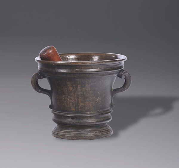 Mortaio e pestello in bronzo fuso e cesellato, fonditore del XVII secolo
