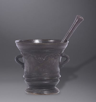 Grande Mortaio in Bronzo Fuso e Cesellato, Italia XVII Secolo.