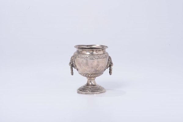 Vaso ad anfora in argento sbalzato a motivi acantiformi. Punzoni Napoli, metà XIX secolo