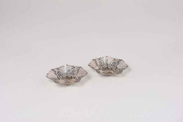 Coppia di piccole alzatine in argento a tesa sagomata e traforata. Punzoni di Londra inizi XX secolo
