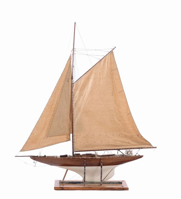 Modello di cutter da regata in riparazione in legno, metallo, filo e tela, Francia XX secolo