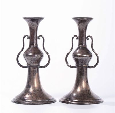 Coppia di Vasi in Bronzo a Due Anse con Decoro D'ispirazione Persiana in Stile Shi Sou