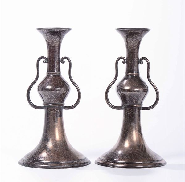 Coppia di vasi in bronzo a due anse con decoro d'ispirazione persiana in stile Shi Sou