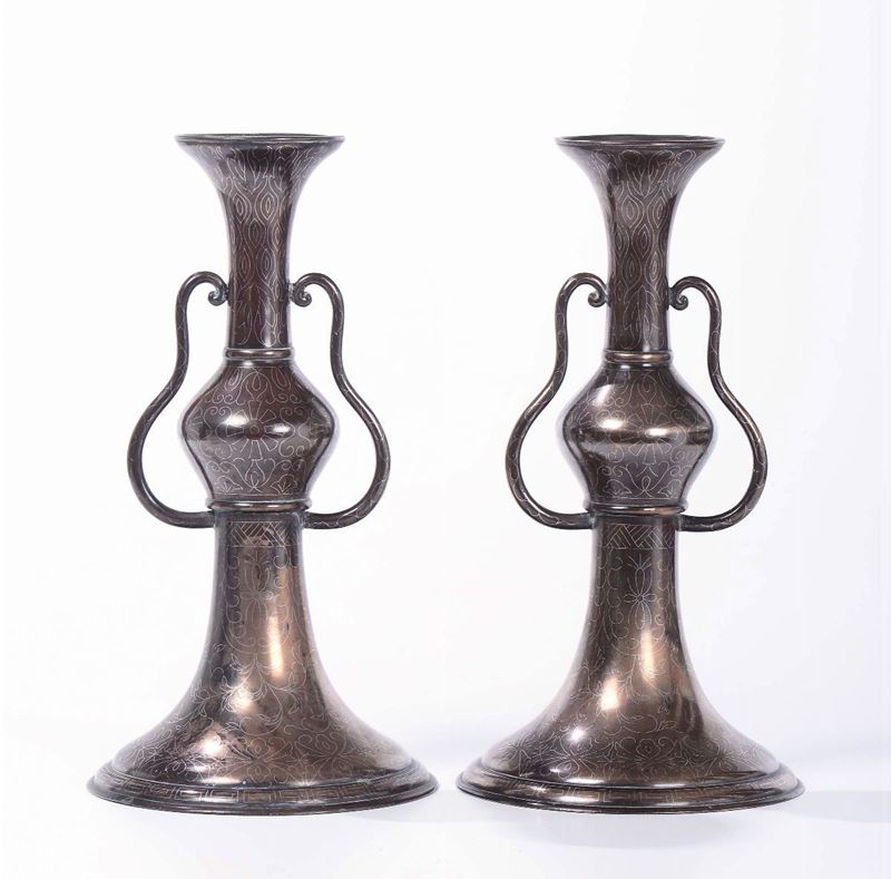 Coppia di vasi in bronzo a due anse con decoro d'ispirazione persiana in stile Shi Sou  - Asta Arte Orientale - Asta Online - Cambi Casa d'Aste