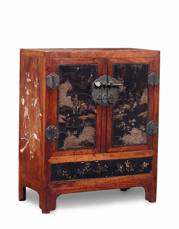 Cabinet in legno huanghuali con decoro in lacca con intarsi in madreperla raffiguranti personaggi ed uccellini, con due cassetti interni, Cina, Dinastia Qing, XVIII secolo