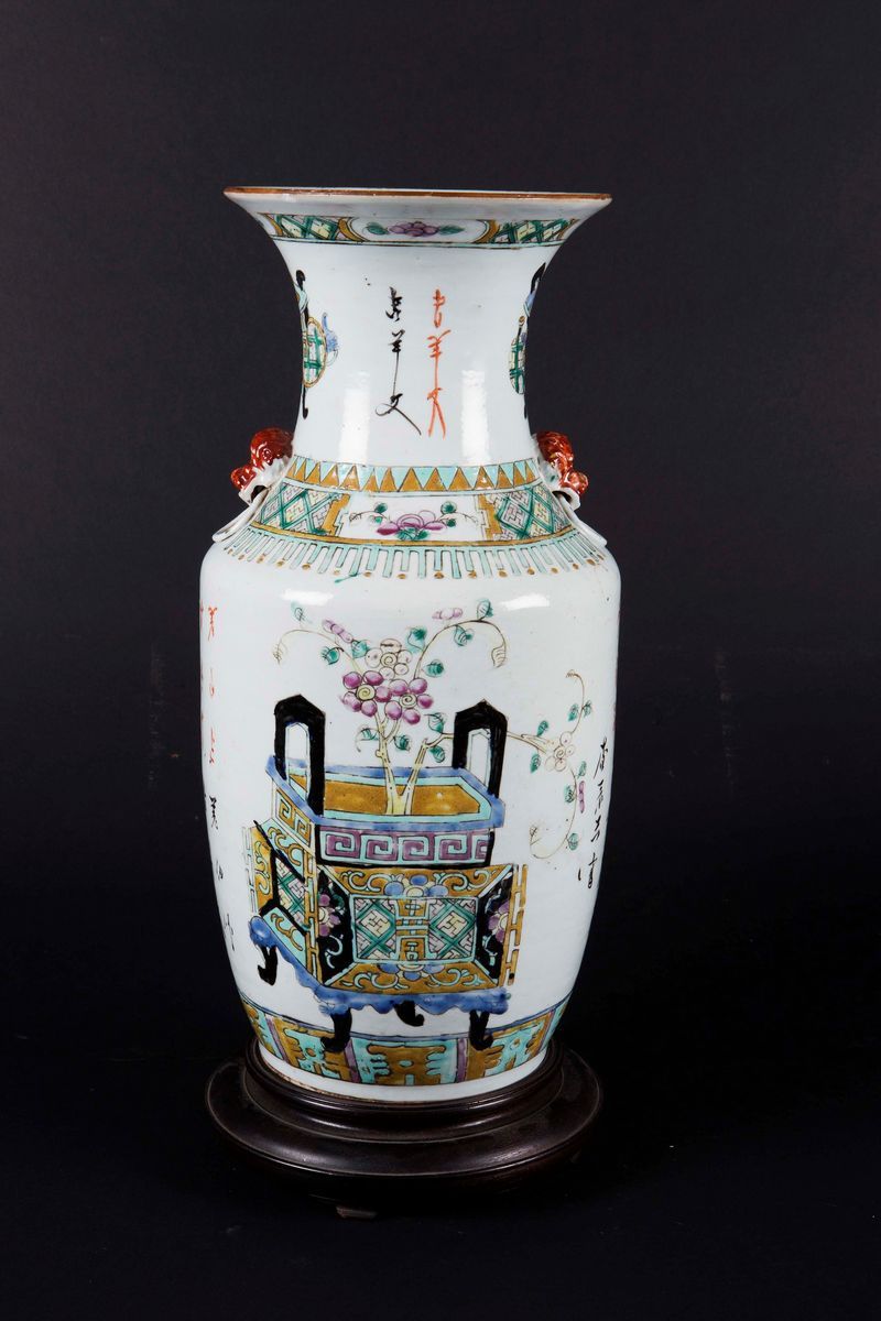 Vaso in Porcellana a Smalti Policromi con Iscrizioni e Raffigurazioni di Incensieri, Cina, Dinast...