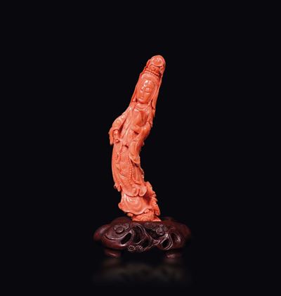 Figura di Guanyin Scolpita in Corallo con Vaso in Mano, Cina, Inizio XX Secolo