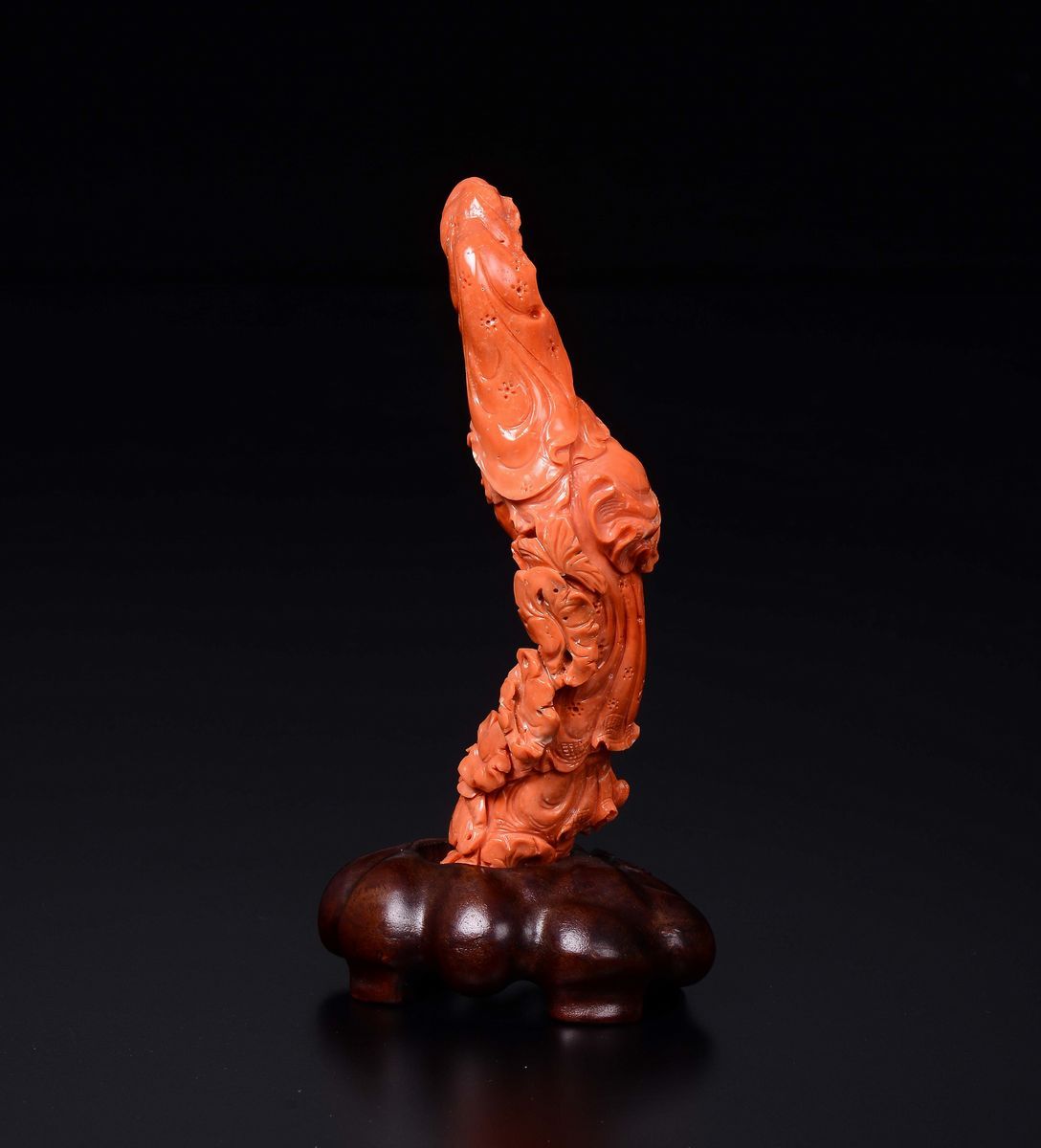 Figura di Guanyin Scolpita in Corallo con Vaso in Mano, Cina, Inizio XX Secolo