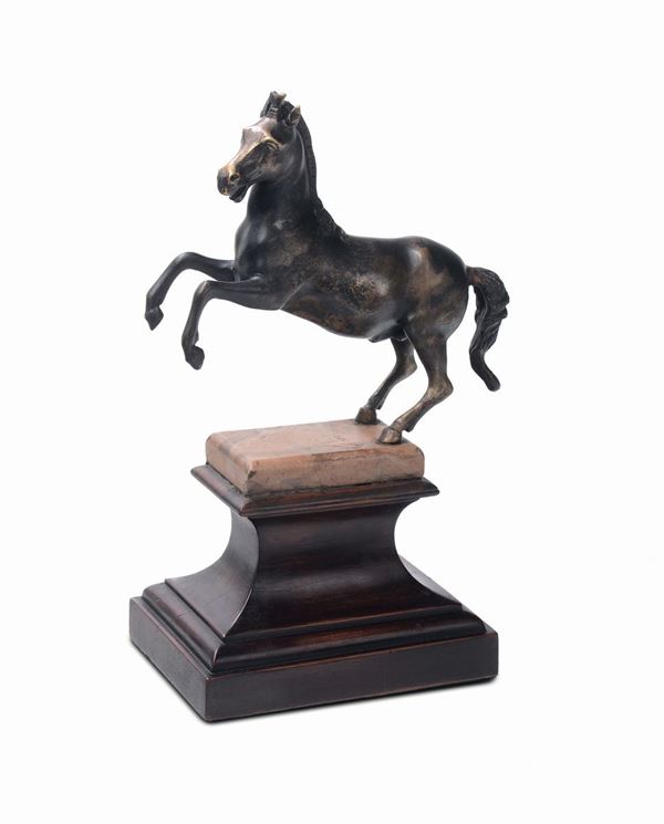 Cavallino rampante in bronzo fuso e cesellato, XIX secolo