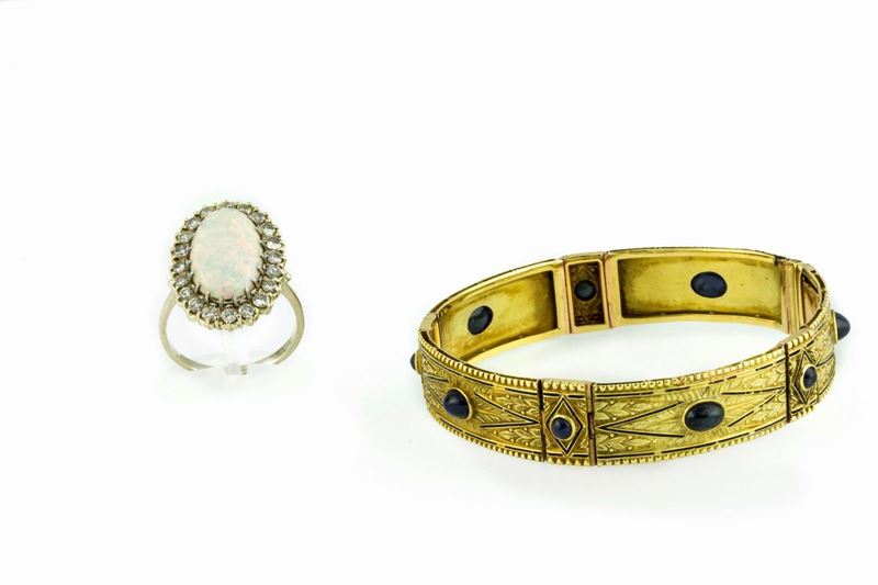 Lotto composto da un anello con opale e diamanti a contorno ed un bracciale in oro giallo e zaffiri  - Asta Vintage, Gioielli e Bijoux - Cambi Casa d'Aste