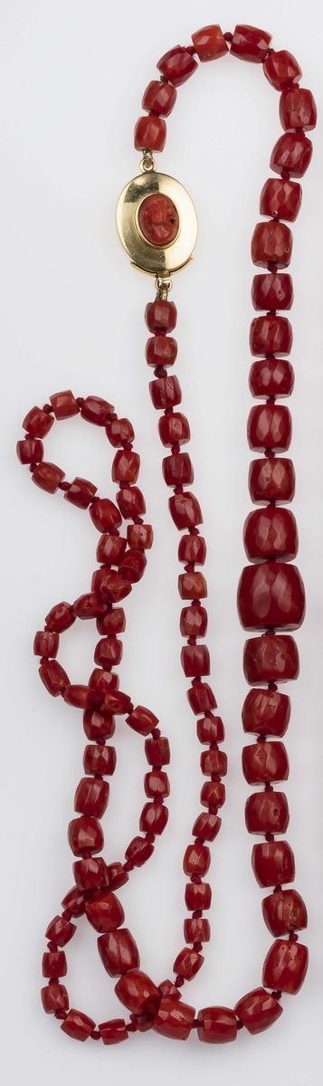 Graduated coral beads necklace with a coral cameo clasp  - Auction Fine Jewels - II - Cambi Casa d'Aste