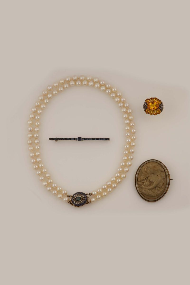 Lotto composto da una collana di perle, un anello con quarzi citrino, spilla in pietra lavica ed una spilla con zaffiri  - Auction Vintage, Jewels and Bijoux - Cambi Casa d'Aste