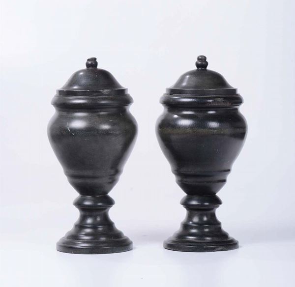 Coppia vasi ad urna con coperchio in basalto