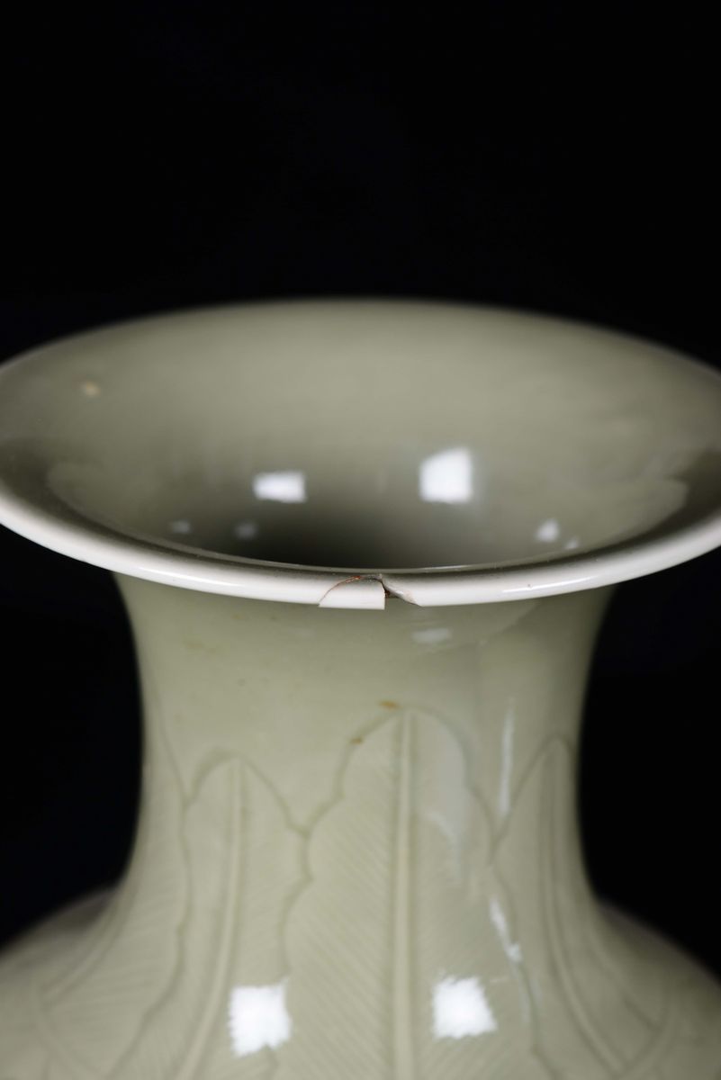 Coppia di Vasi in Porcellana Celadon con Fiori di Loto, Cina, XX Secolo