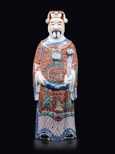 Grande Figura di Dignitario con Ruyi e Veste con Draghi in Porcellana a Smalti Policromi, Cina, D...