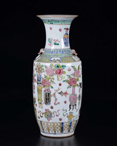 Vaso in Porcellana a Smalti Policromi con Decoro di Vasi di Fiori, Cina, Dinastia Qing, XIX Secol...