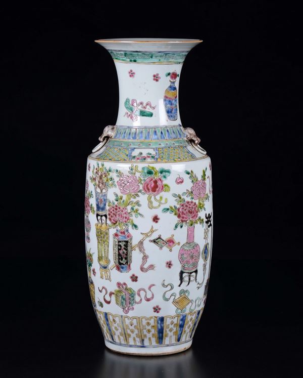 Vaso in porcellana a smalti policromi con decoro di vasi di fiori, Cina, Dinastia Qing, XIX secolo