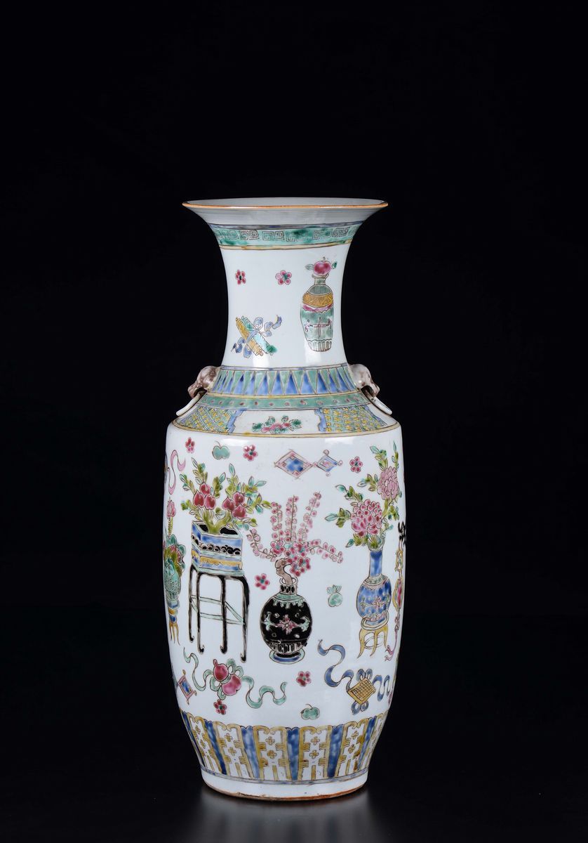 Vaso in Porcellana a Smalti Policromi con Decoro di Vasi di Fiori, Cina, Dinastia Qing, XIX Secol...