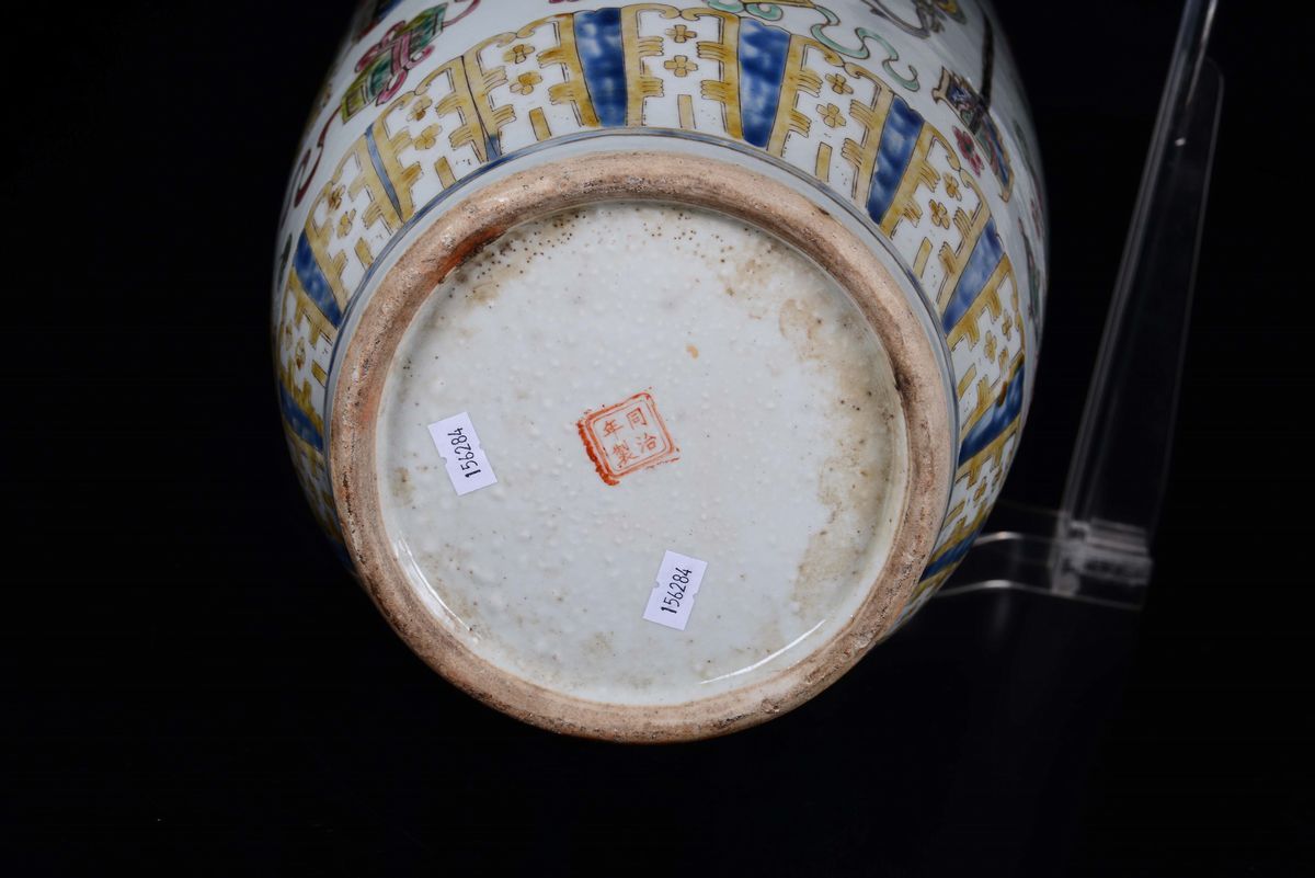 Vaso in Porcellana a Smalti Policromi con Decoro di Vasi di Fiori, Cina, Dinastia Qing, XIX Secol...