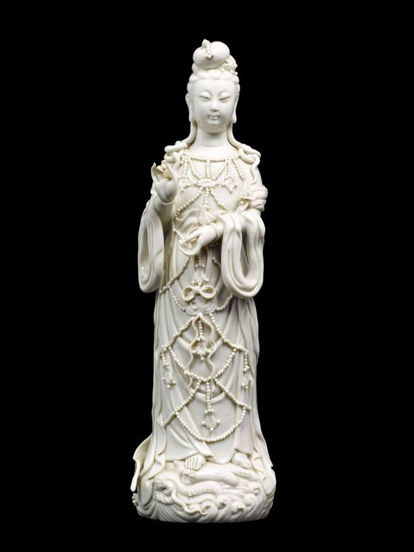 Figura di Guanyin in Blanc de Chine, Cina, XX secolo