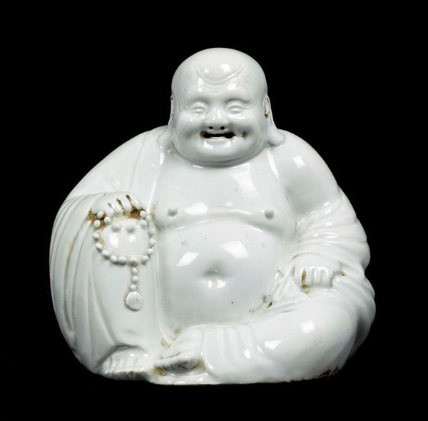 Figura di Budai in porcellana Blanc de Chine con collana da preghiera, Cina, XX secolo