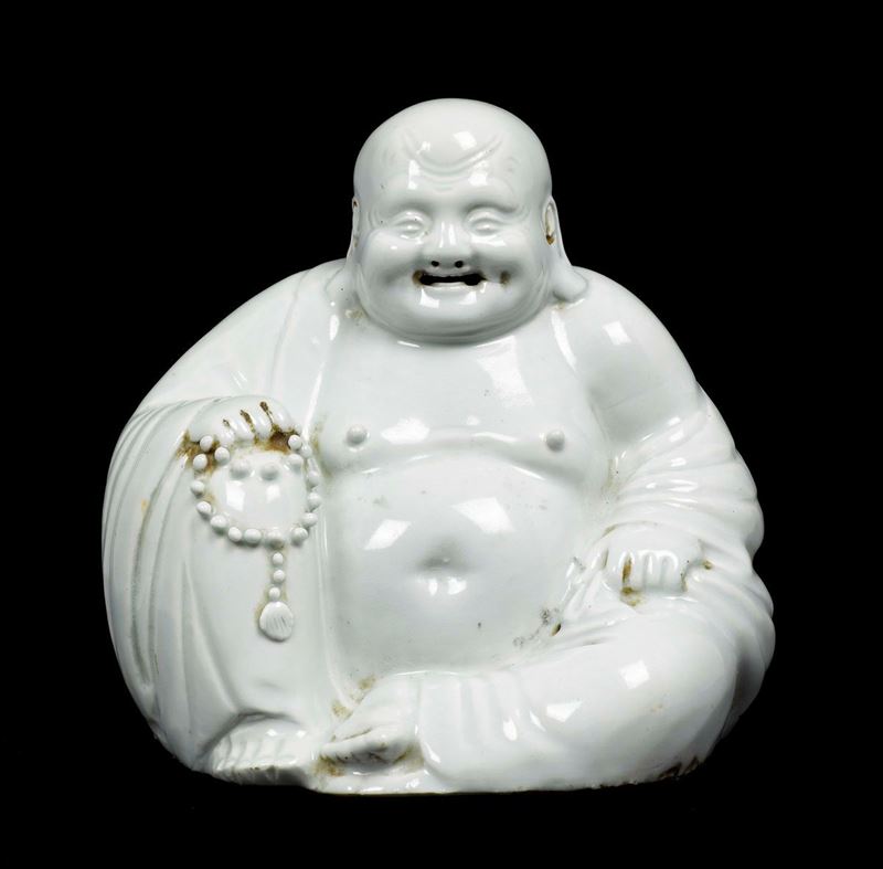 Figura di Budai in porcellana Blanc de Chine con collana da preghiera, Cina, XX secolo  - Asta Arte Orientale - Asta Online - Cambi Casa d'Aste