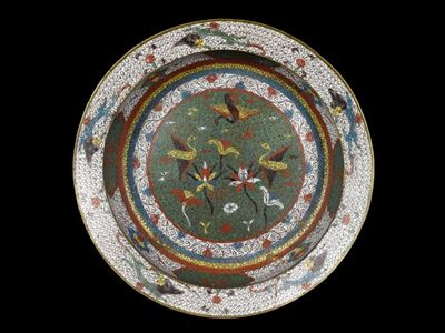 Bacile in Metallo a Smalti Closionné con Decoro di Gru ed Ideogrammi, Cina, Dinastia Qing, XIX Se...