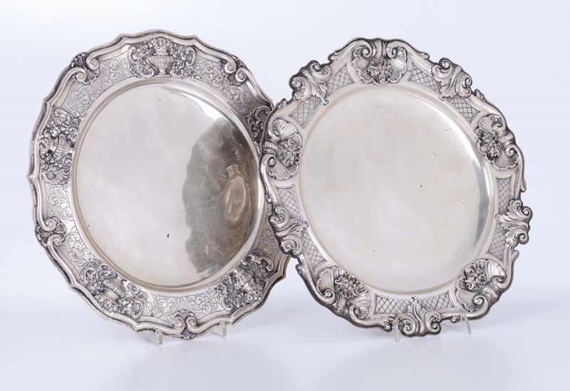 Due piatti in argento con bordo decorato a volute in stile settecento  - Asta Antiquariato - Cambi Casa d'Aste