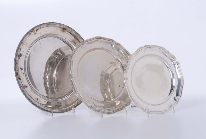 Coppia di piatti in argento con bordo sagomato e piatto tondo in argento con bordo a palmette  - Asta Antiquariato - Cambi Casa d'Aste